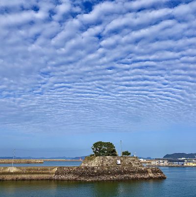 【2021フォトコン】五島に広がるウロコ雲 （五島 常灯鼻近辺）＠naka_taka_1004さん