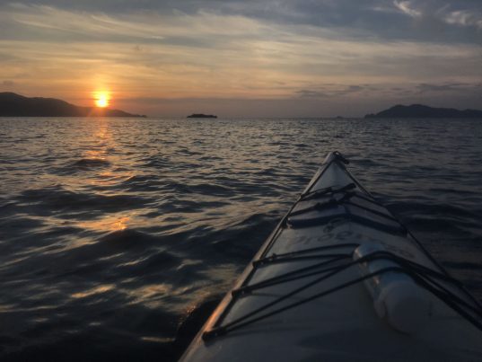 【2021フォトコン】海面0メートルからの夕日 （対馬 浅茅湾）＠tsushima_islandさん