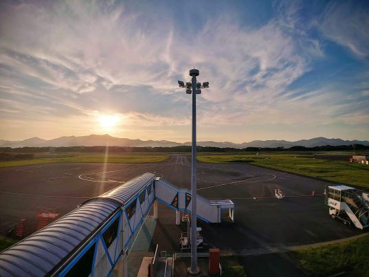 【2021フォトコン】夕映えに包まれた静寂の五島つばき空港 （五島福江空港屋上展望台）＠hirataisaさん